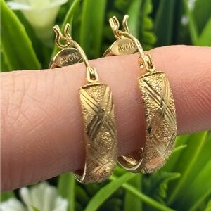 Vintage Rare Avon 14K Yellow Gold HOB Textured Hoop Earrings *Read*